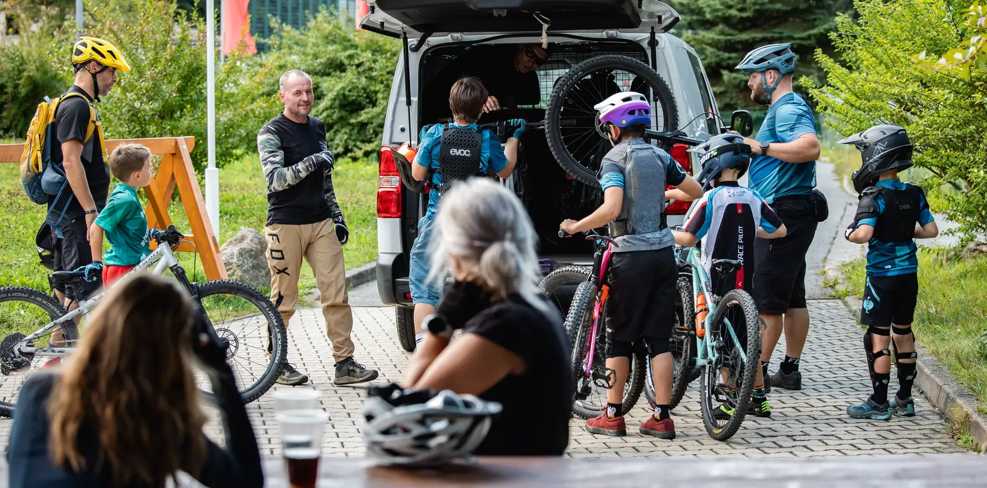 Eine Gruppe mit Mountainbikes am Shuttle-Bus.